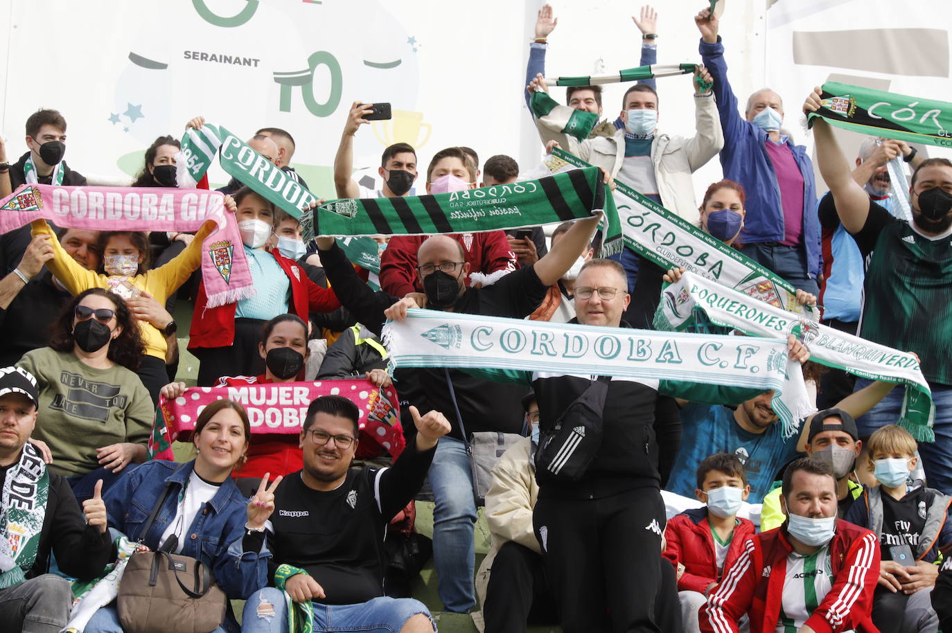 El ambientazo de la afición del Córdoba CF ante el Antequera en El Maulí, en imágenes