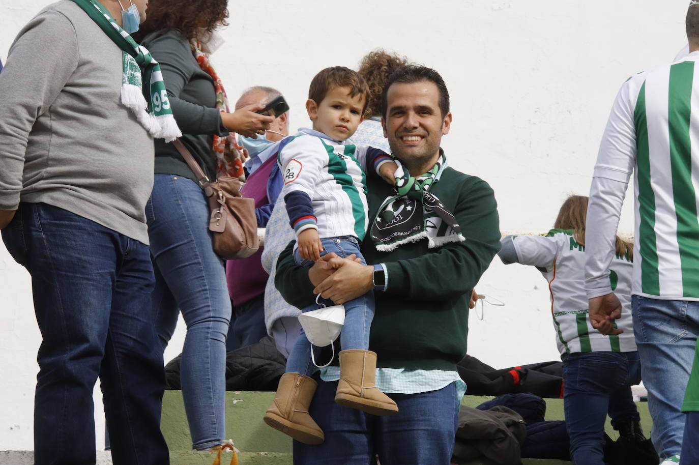 El ambientazo de la afición del Córdoba CF ante el Antequera en El Maulí, en imágenes