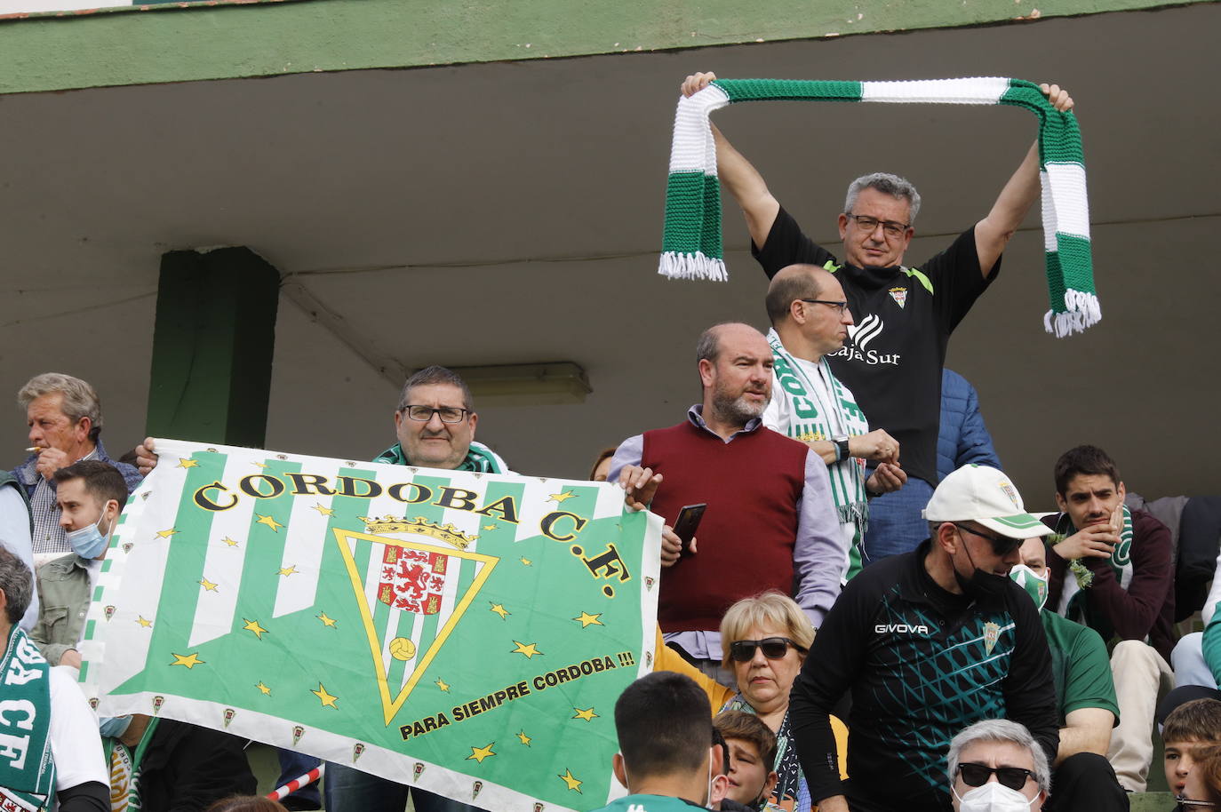 El ambientazo de la afición del Córdoba CF ante el Antequera en El Maulí, en imágenes