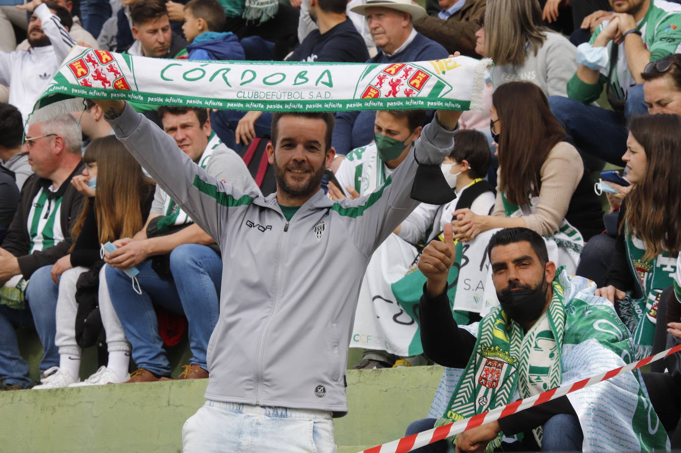 El ambientazo de la afición del Córdoba CF ante el Antequera en El Maulí, en imágenes