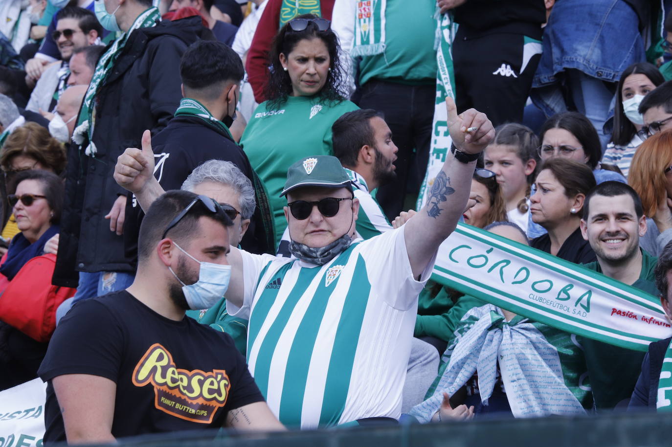 El ambientazo de la afición del Córdoba CF ante el Antequera en El Maulí, en imágenes