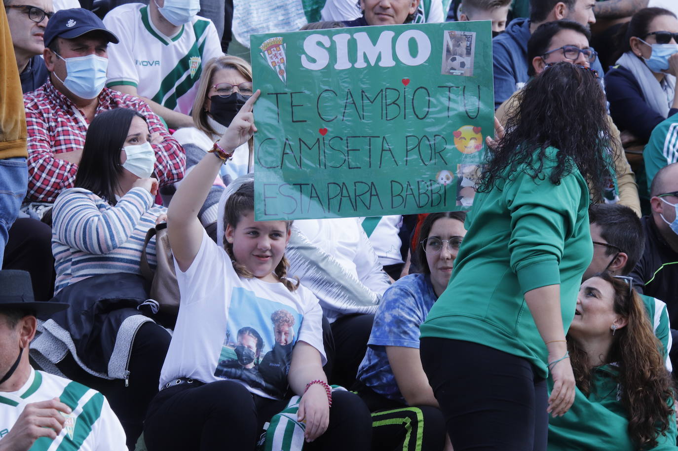 El ambientazo de la afición del Córdoba CF ante el Antequera en El Maulí, en imágenes