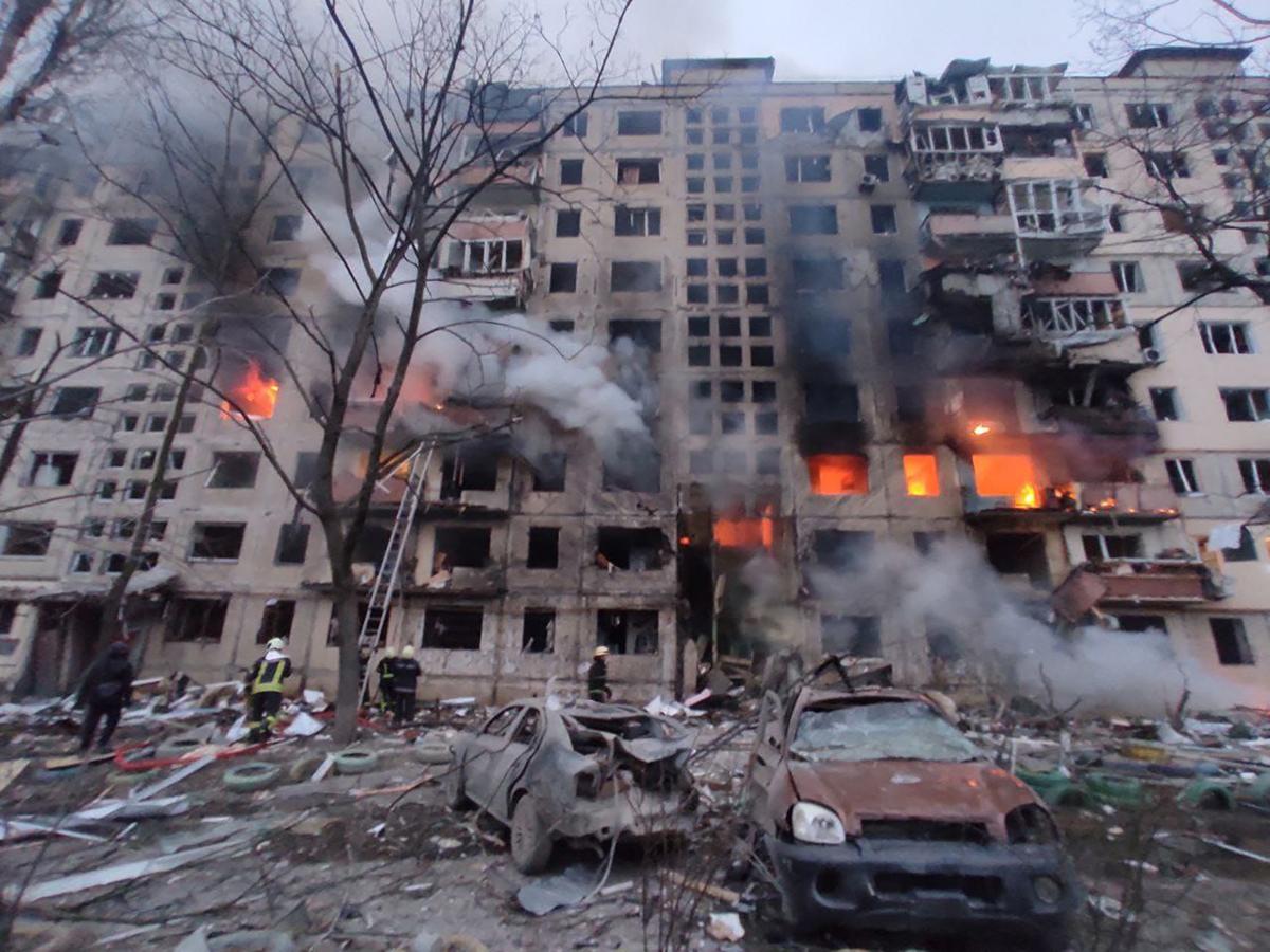 Edificio de viviendas atacado por las fuerzas rusas en el distrito de Obolón, en Kiev. 