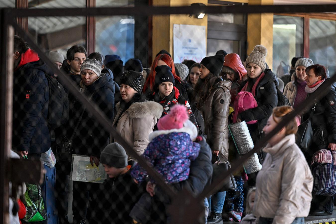 Ucranianos hacen cola en la estación de tren de Przemysl, Polonia. 