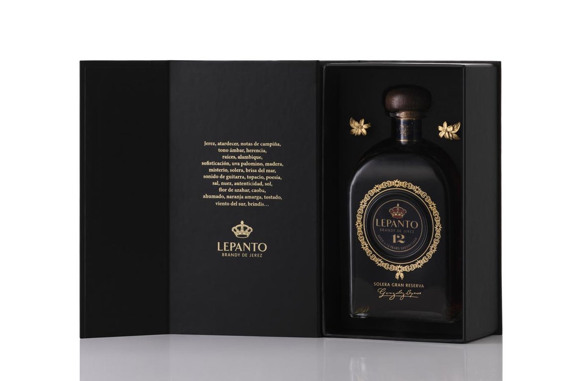 Lepanto - Regalos para acertar en el Día del Padre. Brandy Lepanto edición limitada con un par de gemelos diseñados por Juan Avellaneda. Disponible en El Club del Gourmet de El Corte Inglés y <a href="http://www.tiendagonzalezbyass.com" target="_blank">la tienda online de González Byass.</a> Precio: 119 €.