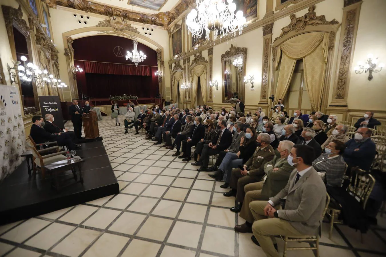 La conferencia del alcalde de Córdoba en el Foro Amador Jover, en imágenes
