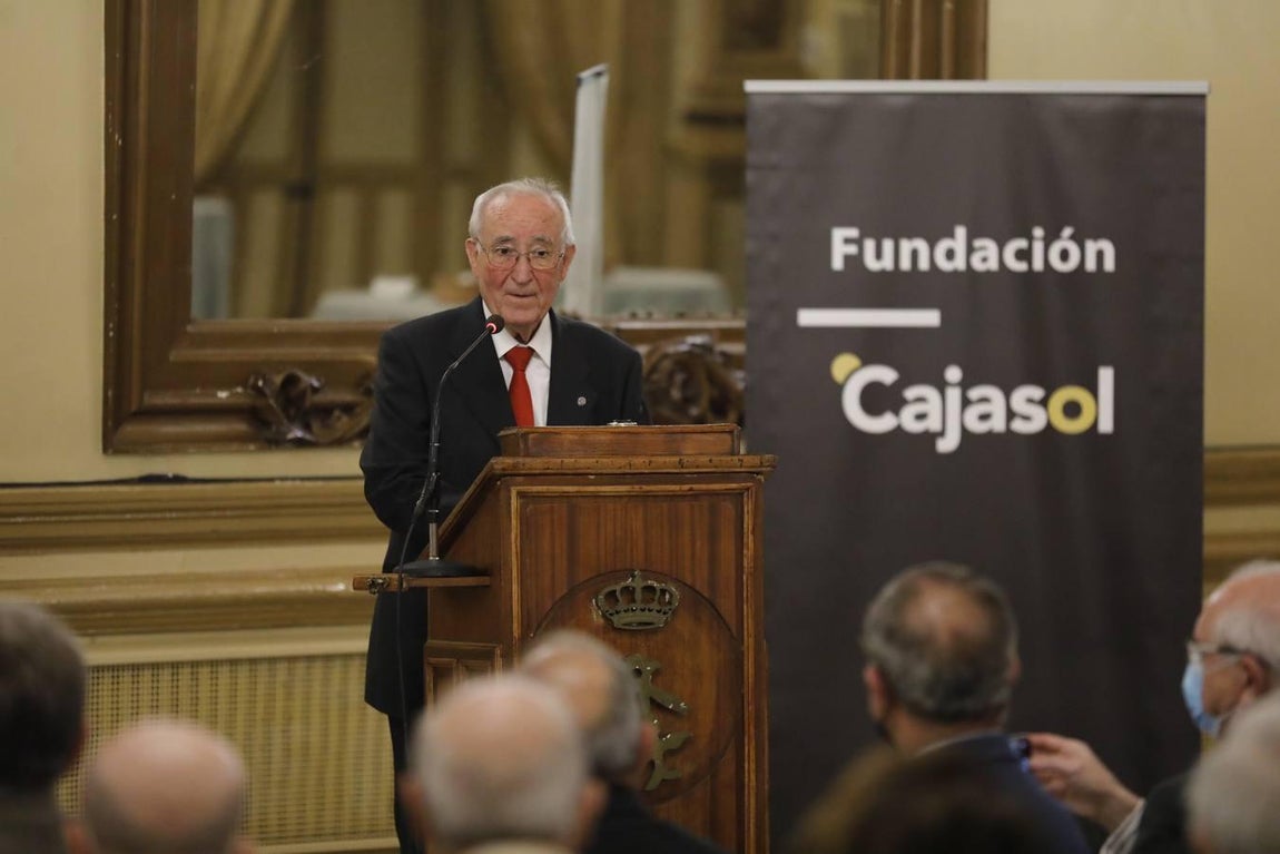 La conferencia del alcalde de Córdoba en el Foro Amador Jover, en imágenes