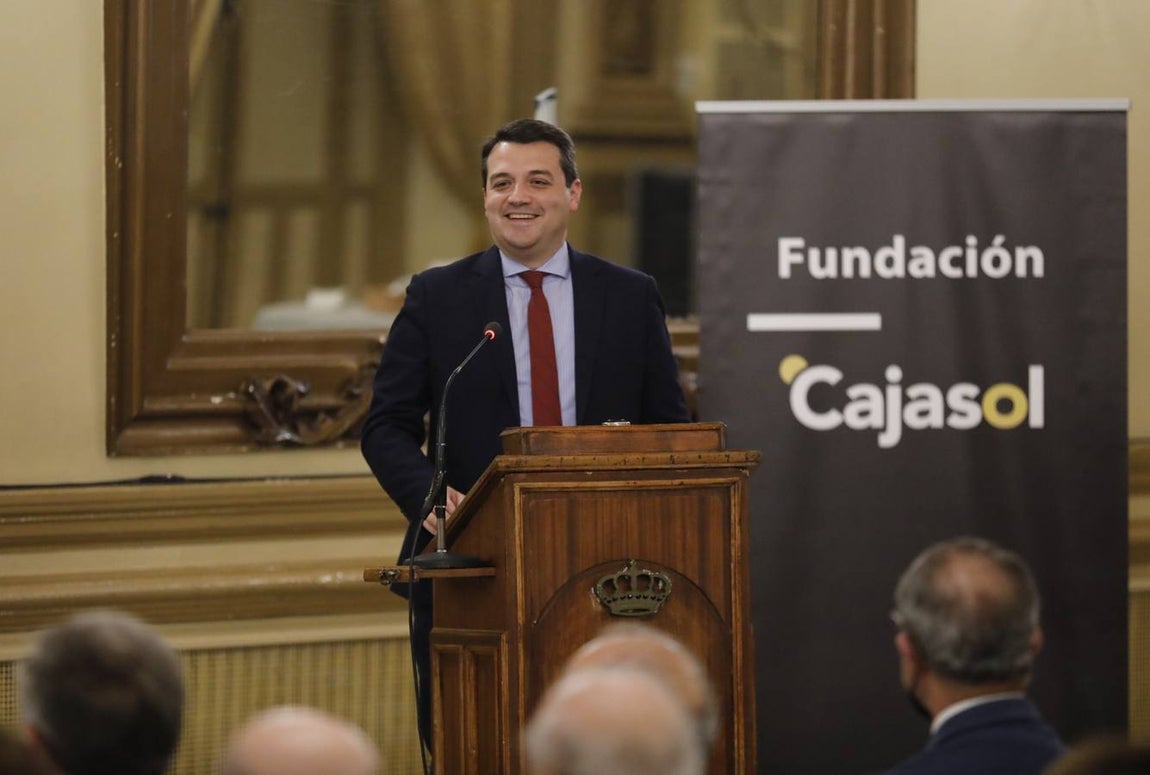 La conferencia del alcalde de Córdoba en el Foro Amador Jover, en imágenes