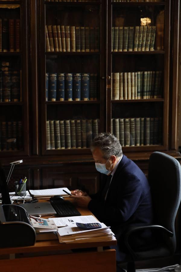 La conferencia del alcalde de Córdoba en el Foro Amador Jover, en imágenes