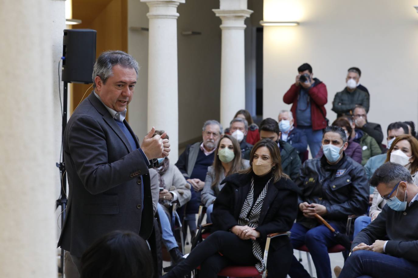 El encuentro de Juan Espadas con militantes del PSOE en Córdoba, en imágenes