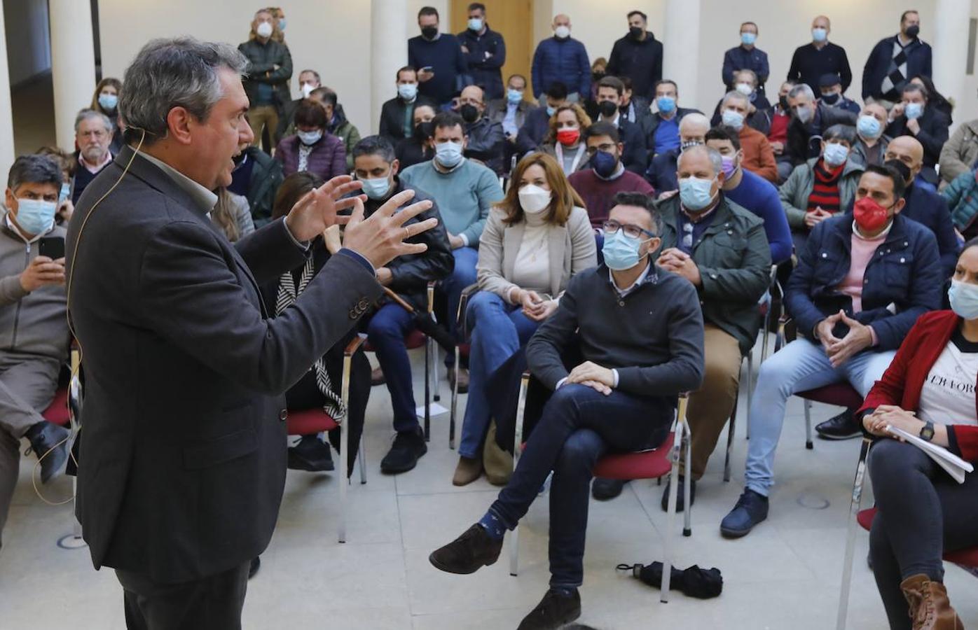 El encuentro de Juan Espadas con militantes del PSOE en Córdoba, en imágenes