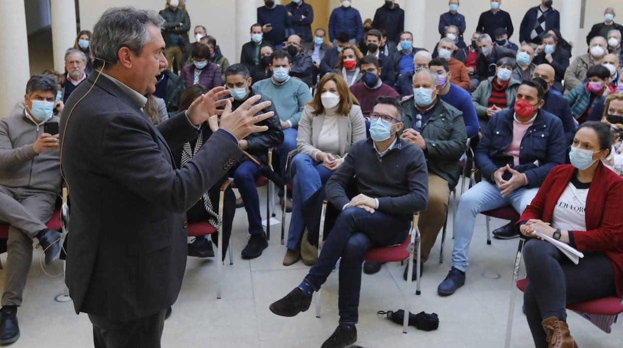 El encuentro de Juan Espadas con militantes del PSOE en Córdoba, en imágenes