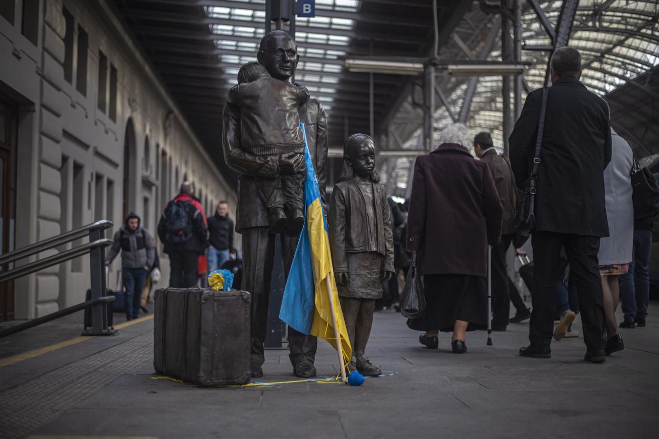 La estatua de Sir Nicholas Winton en Praga con una bandera ucraniana. 