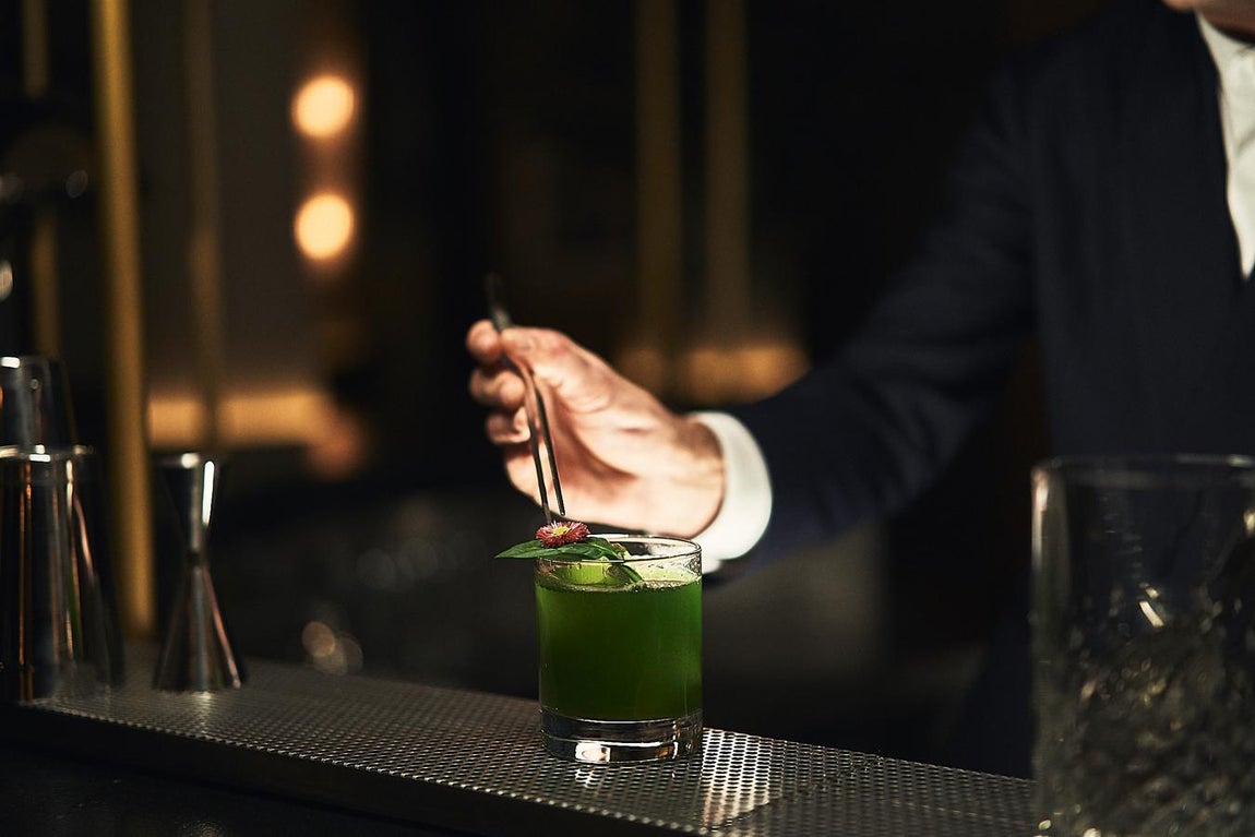 Una experiencia para padres hedonistas. El equipo del hotel Bless Madrid ha diseñado diferentes experiencias exclusivas enfocadas a los gustos de cada padre. La propuesta incluye una sesión personalizada de 30 minutos con un coach deportivo, relajarse en manos de Beldon Beauty, e Ritual Anti-pollution Facial (60 minutos), para finalizar con una sesión de afeitado deluxe (30 min.) con The Sculptor, la barbería más prestigiosa del Barrio de Salamanca. Por su parte los bon vivant, podrán disfrutar del placer de brindar juntos con su cóctel favorito preparado por los expertos en mixology de VERSUS Lively Lounge o deleitarse con las propuestas del chef Esteban González Mangudo pensada para compartir y disfrutar con bocados como el Carpaccio crujiente con cecina de wagyu, y ajo blanco de piñones o el Tartar de atún rojo con yema de huevo curado, cebolleta gunchi y salicornia. Y para quienes quieran disfrutar de la experiencia completa y además dormir en una de sus exclusivas suites, el pack completo con una noches de alojamiento y desayuno para dos personas tiene un precio desde 860 euros.