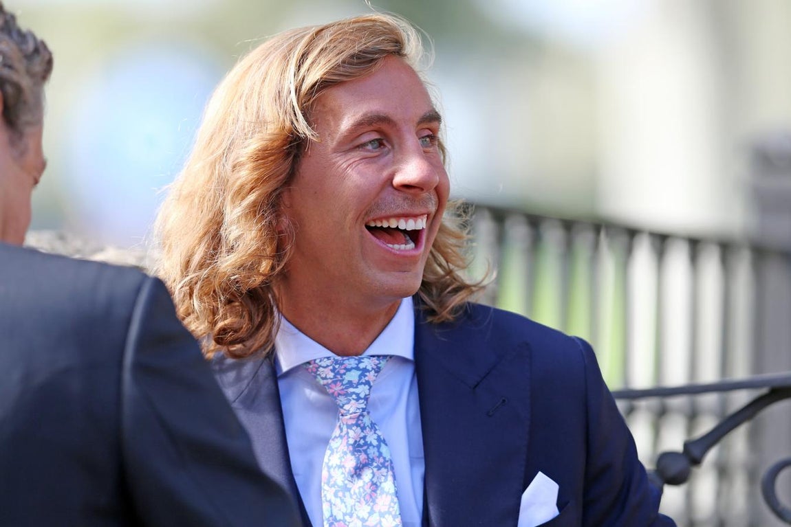 Luis Giménez (32 años). «Como ya sabéis, Marta (Pombo) y yo hemos decidido darnos un tiempo. No se trata de un enfado ni una rabieta ni nada de eso. Se trata de buscar la felicidad, una felicidad que a día de hoy no éramos capaces de darnos. Así que ha tocado echarle pelotillas al tema y tomar esta dura decisión para encontrarnos a nosotros mismos. Marta me ha dado los mejores años de su vida y por eso siempre será súper especial para mi. Siempre la querré», escribió hace ahora poco más de dos años Luis a través de sus stories en Instagram. Desde entonces, y a pesar de que ella ha rehecho su vida con otro hombre, no se le ha conocido ninguna novia oficial.