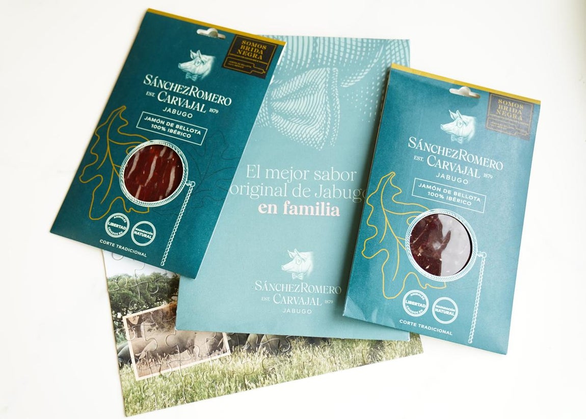 Cocina, manualidades y jamón ibérico. Un año más, Sánchez Romero Carvajal propone un Día del Padre lleno de cocina y manualidades en familia. En la segunda edición de este pack de Edición Limitada, Xanty Elías ha elaborado dos recetas divertidas y sencillas para cocinar en familia: Milhojas de paleta de Bellota 100% Ibérico con puerro y manzana y Ajoblanco de cacahuete y mango con Jamón de Bellota 100% Ibérico. Una edición limitada que está disponible en el e-commerce de la marca e incluye un puzzle de la dehesa, el ecosistema donde viven en libertad los cerdos 100% ibéricos. Un detalle muy especial para pasar un día en familia disfrutando y degustando las delicias de este jamón ibérico. Precio: 35€