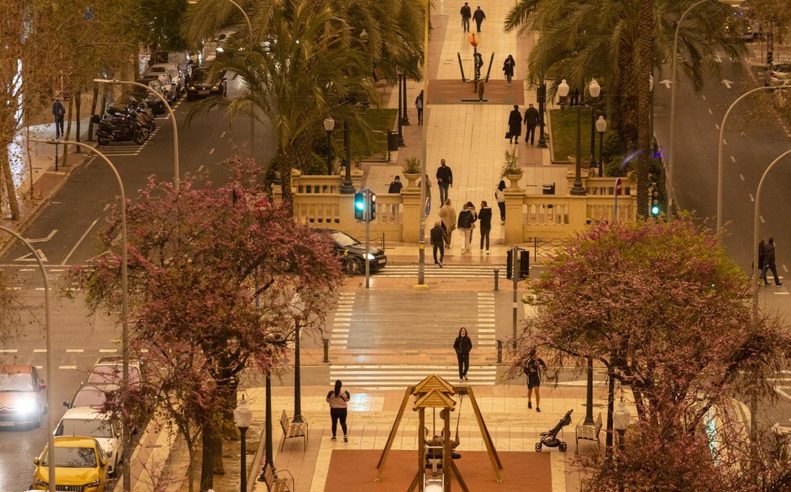 Calima en Alicante. La borrasca 'Celia' tiñe de amarillo con polvo del desierto los cielos de Alicante en una situación de la que no había precedentes