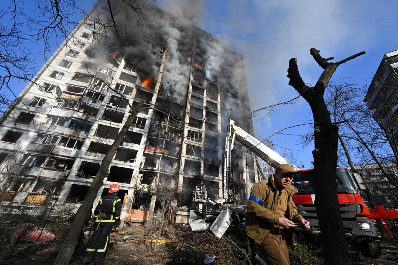 Los bomberos sofocan el incendio de un edificio residencial bombardeado por las tropas rusas. 