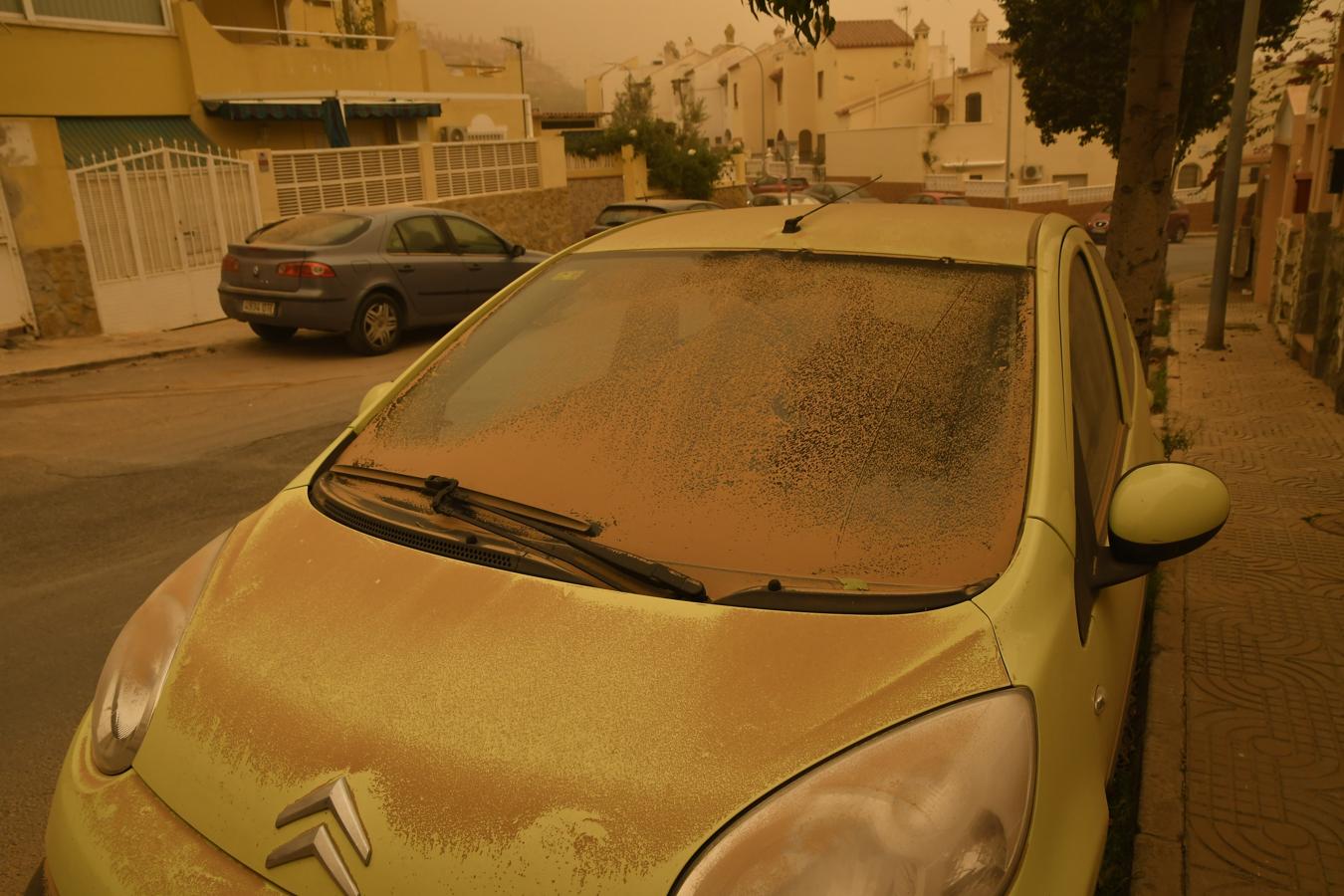 Coches cubiertos de barro. Un vehículo cubierto de polvo en Aguadulce, Roquetas de Mar (Almería) que ha amanecido este martes bajo los efectos de la intensa calima que ha cubierto de polvo sahariano buena parte de España