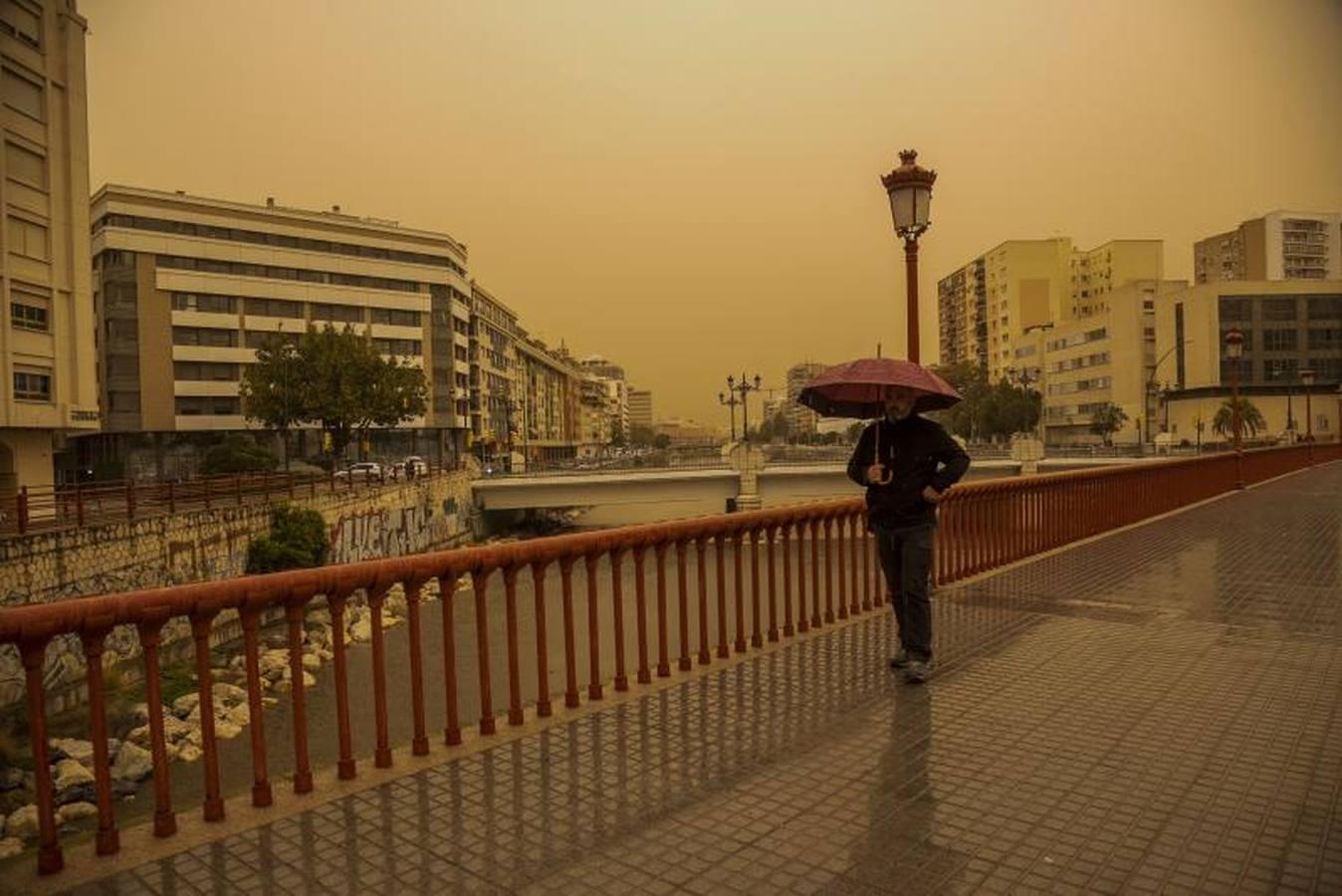 Málaga, teñida de naranja bajo una nube de polvo. 