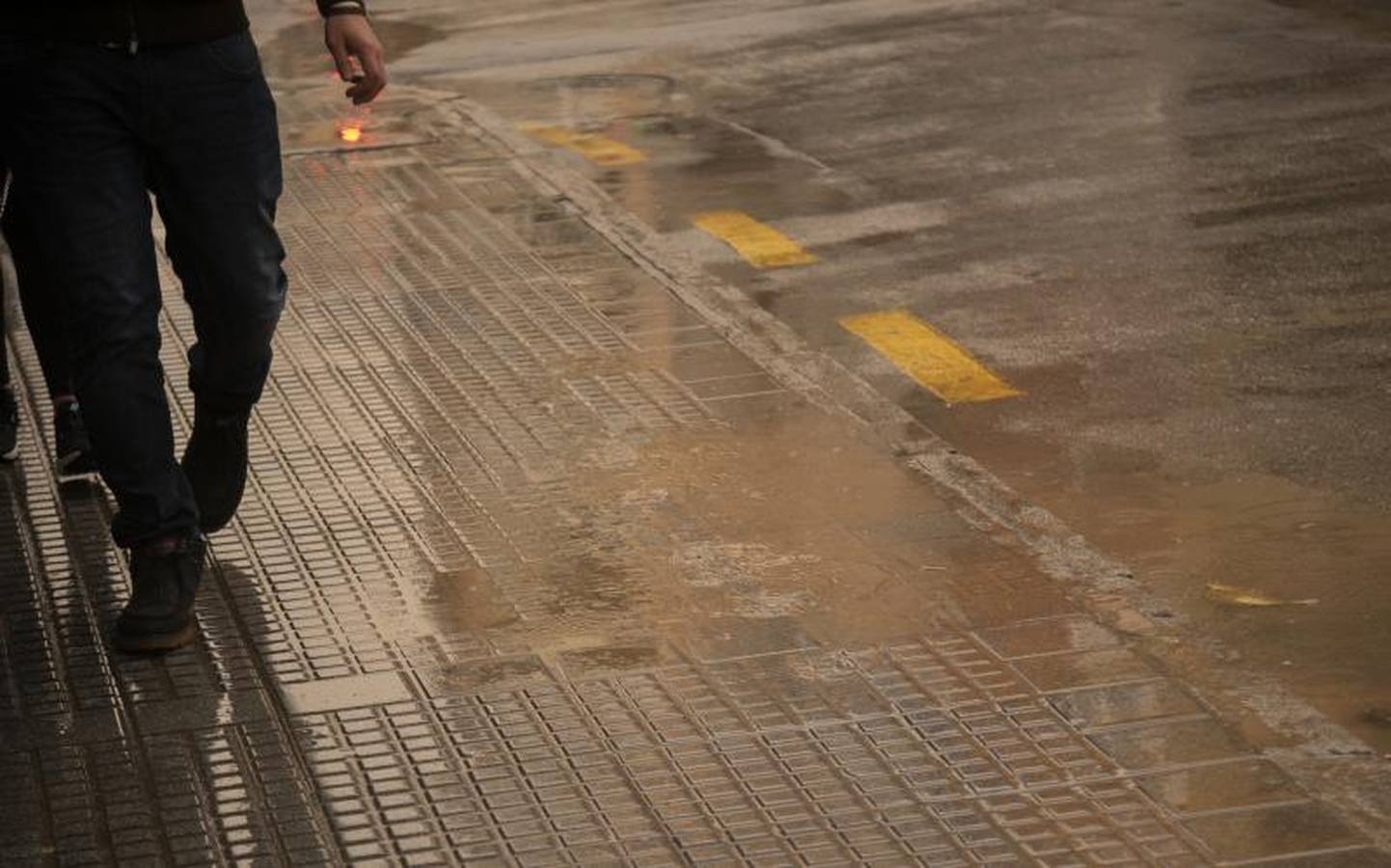 En imágenes, Málaga, teñida de naranja bajo una nube de polvo por la calima