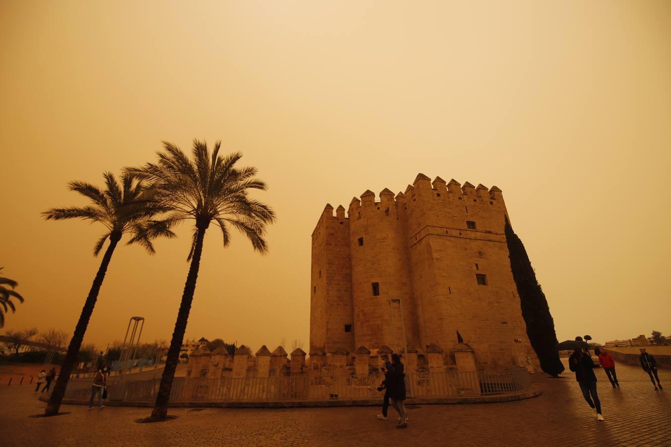 El cielo con calima de Córdoba, en imágenes