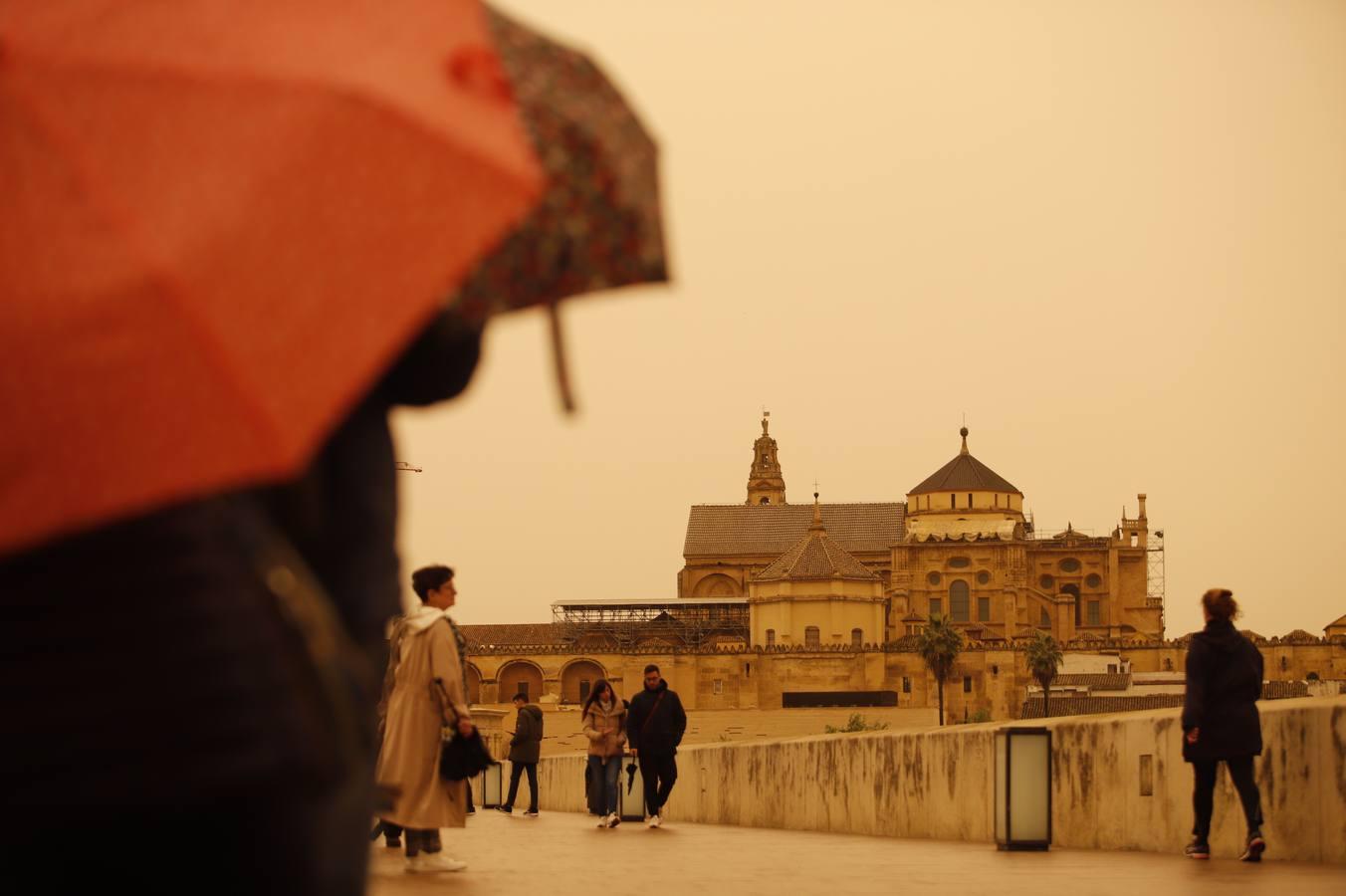 El cielo con calima de Córdoba, en imágenes