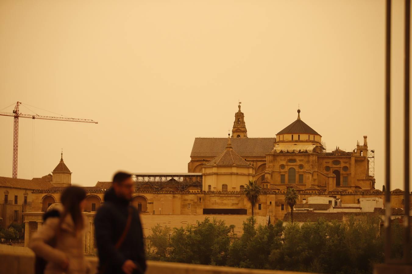 El cielo con calima de Córdoba, en imágenes