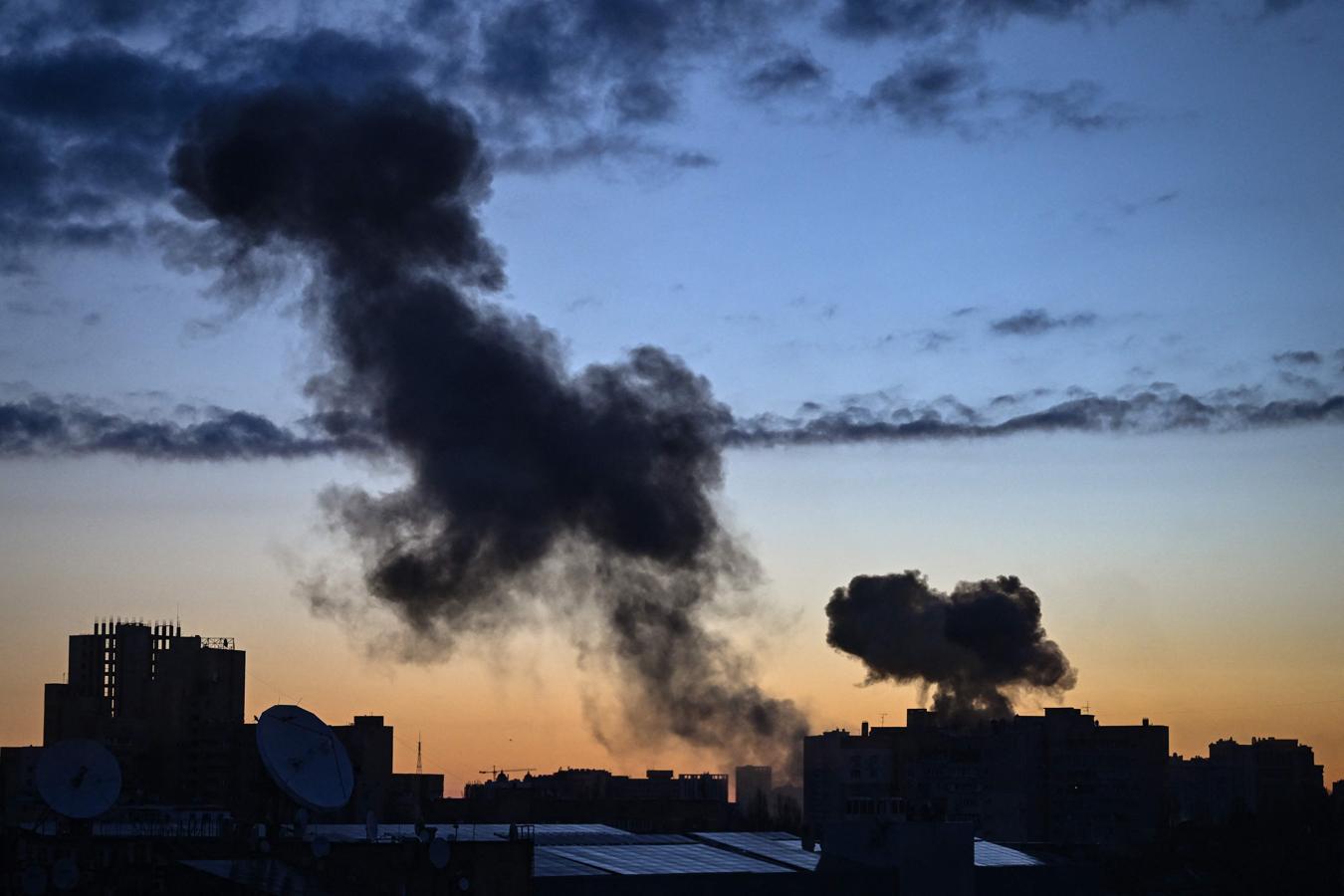 Varias columnas de humo tras los bombardeos en Kiev. 