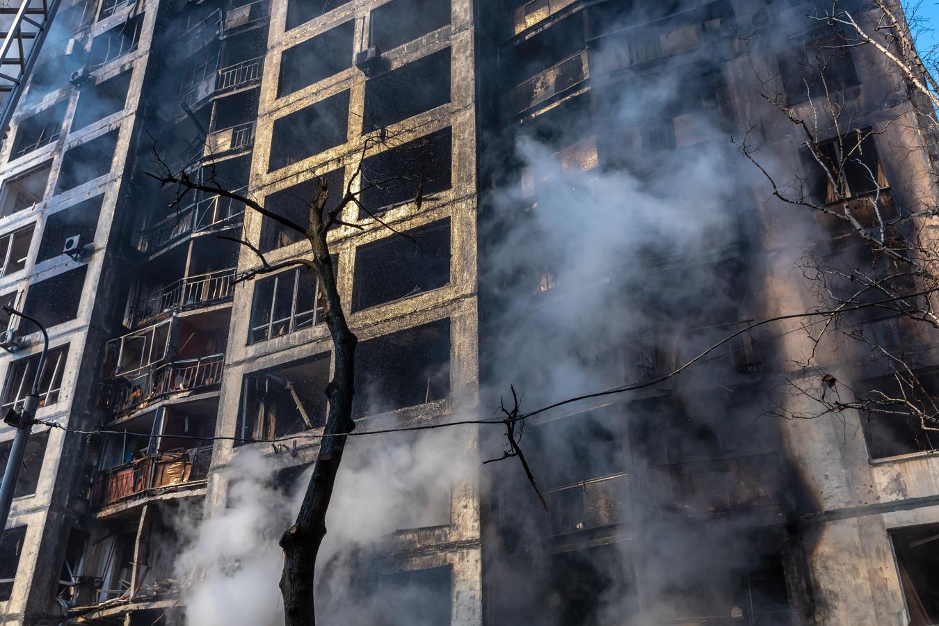 Un edificio de apartamentos arde en la capital ucraniana. 