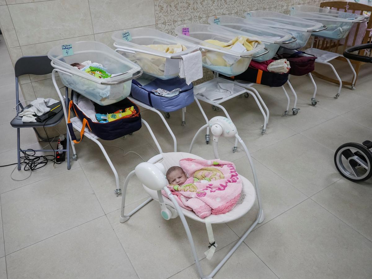 Bebés nacidos de madres subrogadas en un refugio en medio de la invasión rusa de Ucrania. 