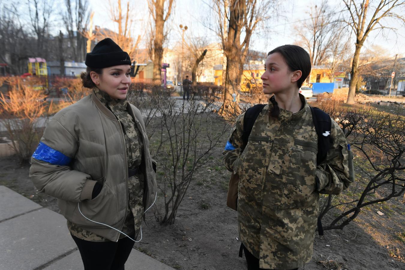 Dos soldados conversan en las calles de Kiev. 