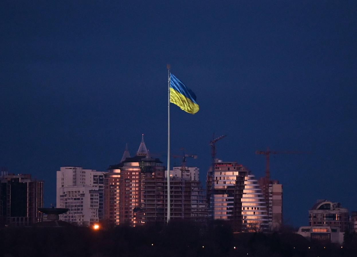 La bandera ucraniana ondea en Kiev. 