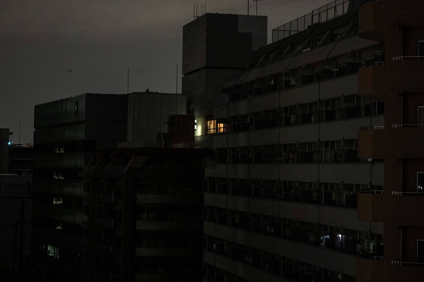 Edificios residenciales sin luz en Koto, Tokio