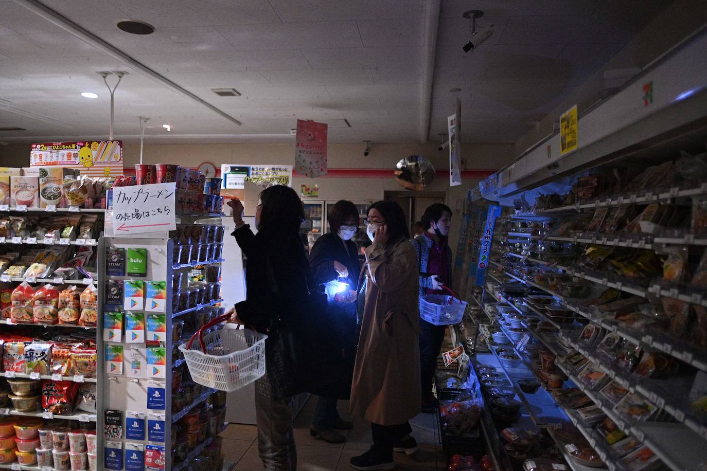 La compra, a oscuras en Koto (Tokio)