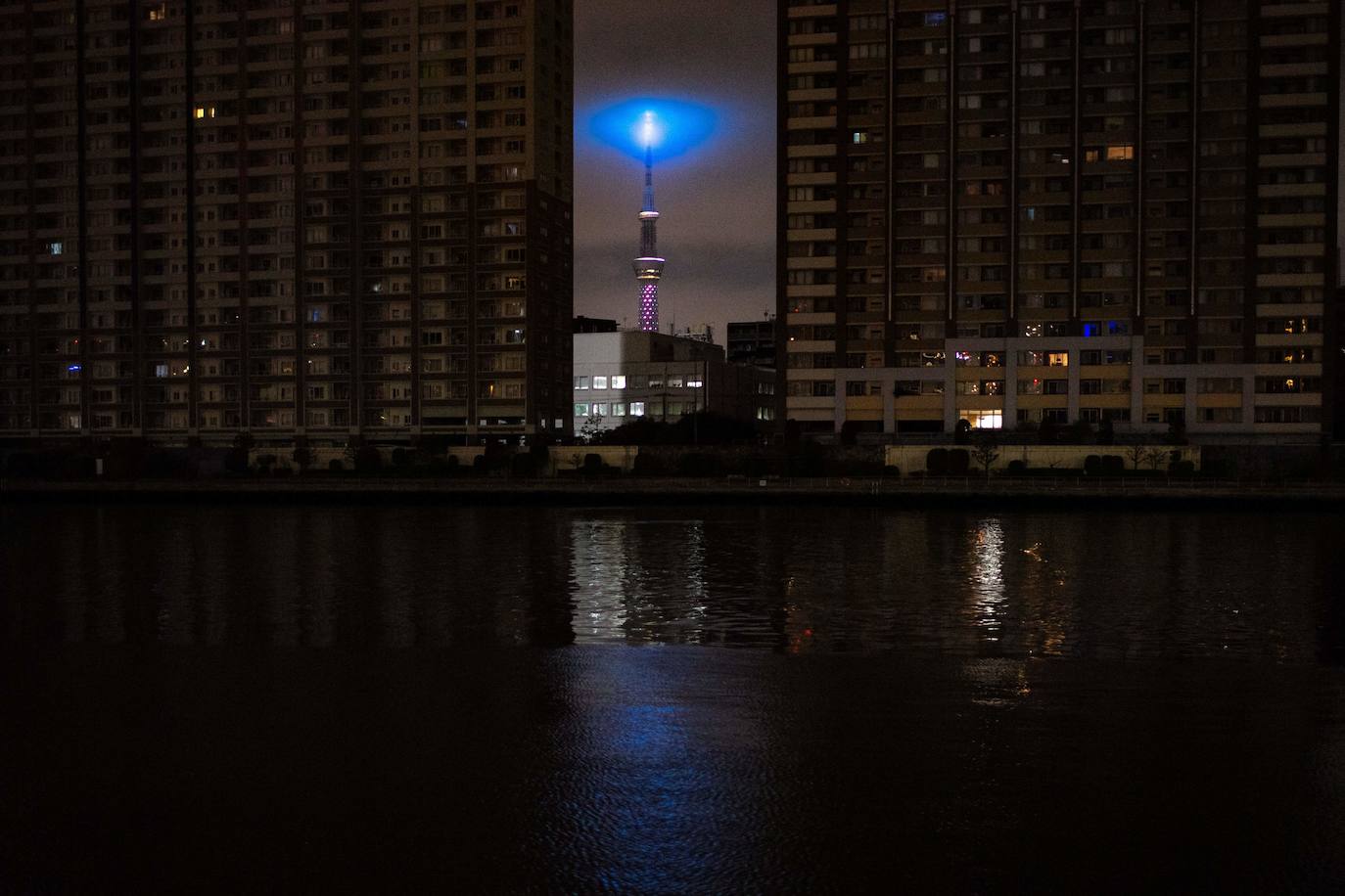 El Tokyo Skytree luce entre edificios a oscuras tras el seísmo