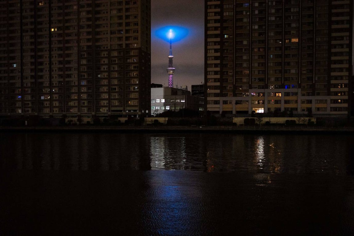 El Tokyo Skytree luce entre edificios a oscuras tras el seísmo