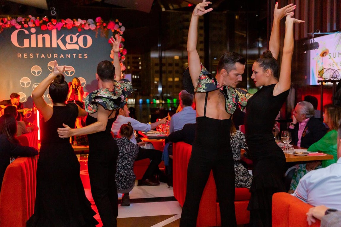 Música y gastronomía en el ambiente más canalla. Sorprende a tu padre con una increíble velada de cena con espectáculo y copas y rompe con la rutina con la propuesta de Ginkgo Restaurante &amp; Sky Bar, el restaurante ubicado en el exclusivo hotel VP Plaza de España. Se trata de la propuesta Ginkgo Shows: cena con espectáculo Jamón &amp; Japón y unas vistas de infarto de la capital. La cena se compone de cuatro pases de comida con lo más representativo de la carta de Gingko Restaurante: asiática, española y un toque internacional, todo ello maridado con un espectáculo único que juega con el flamenco y la música actual que os dejará con la boca abierta. Puede reservarse en distintas sesiones a las 20:30h o a las 22:30h y su precio es de 70€ por persona.
