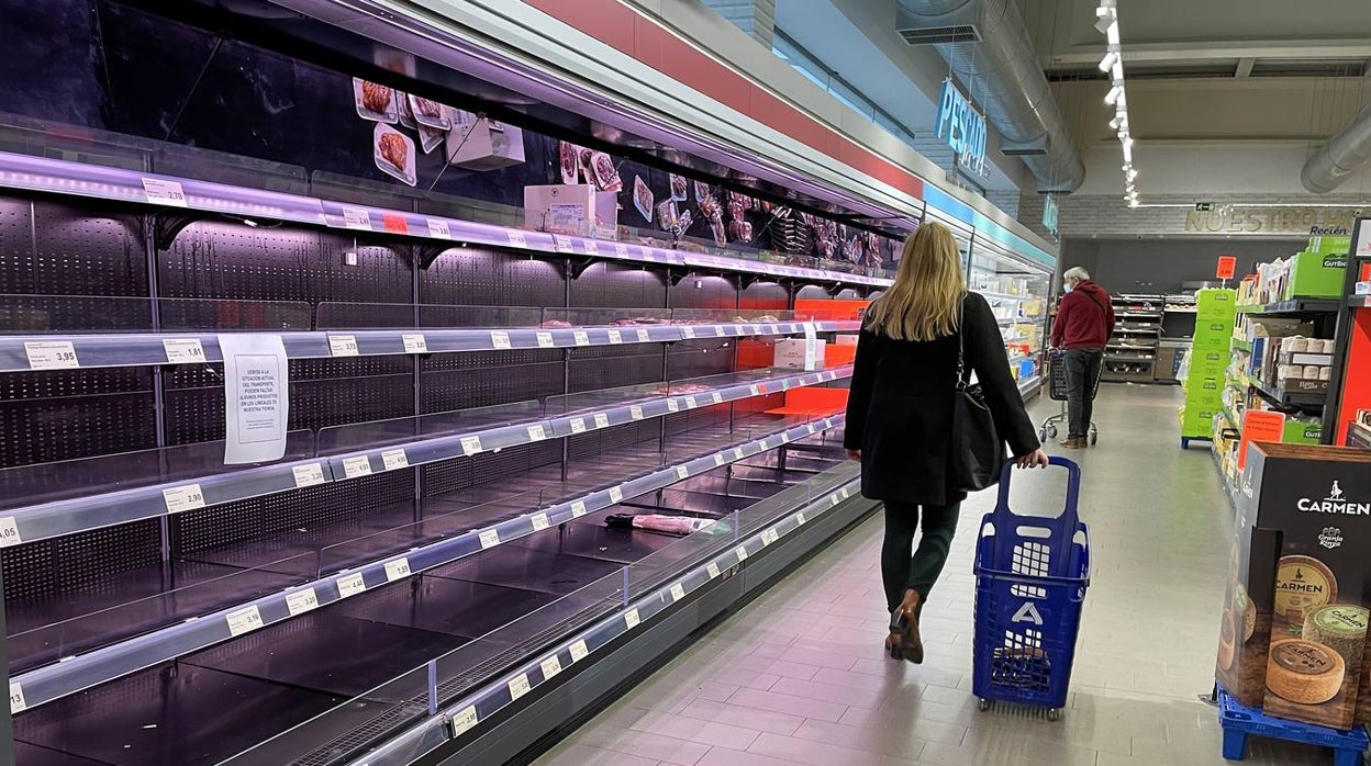 En imágenes,  desabastecimiento en supermercados andaluces por el paro de transportistas