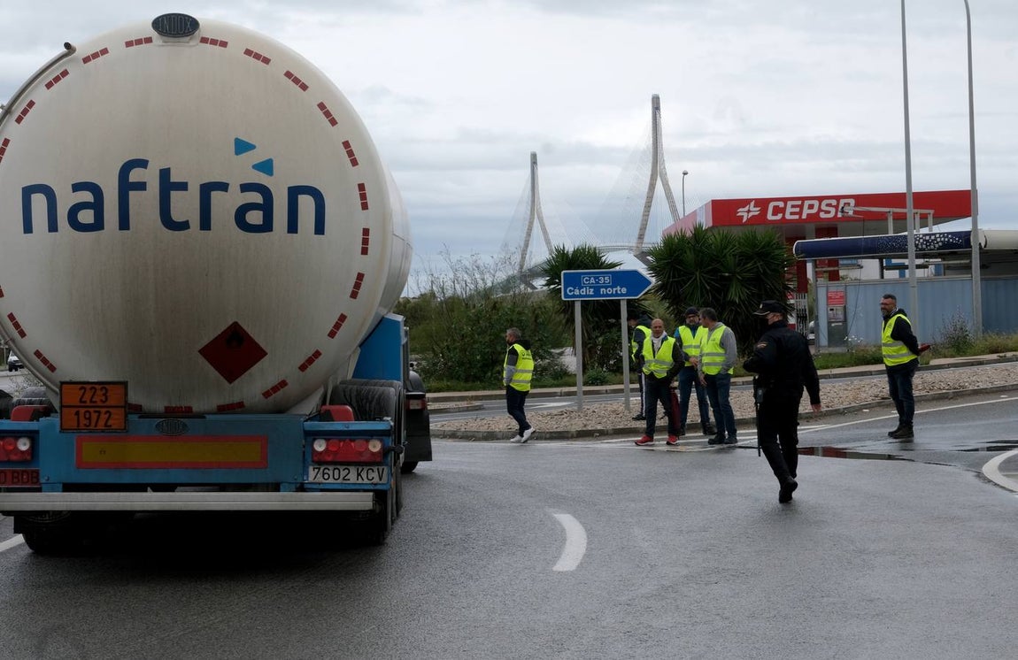 FOTOS: El tercer día de paro de los camioneros en Cádiz