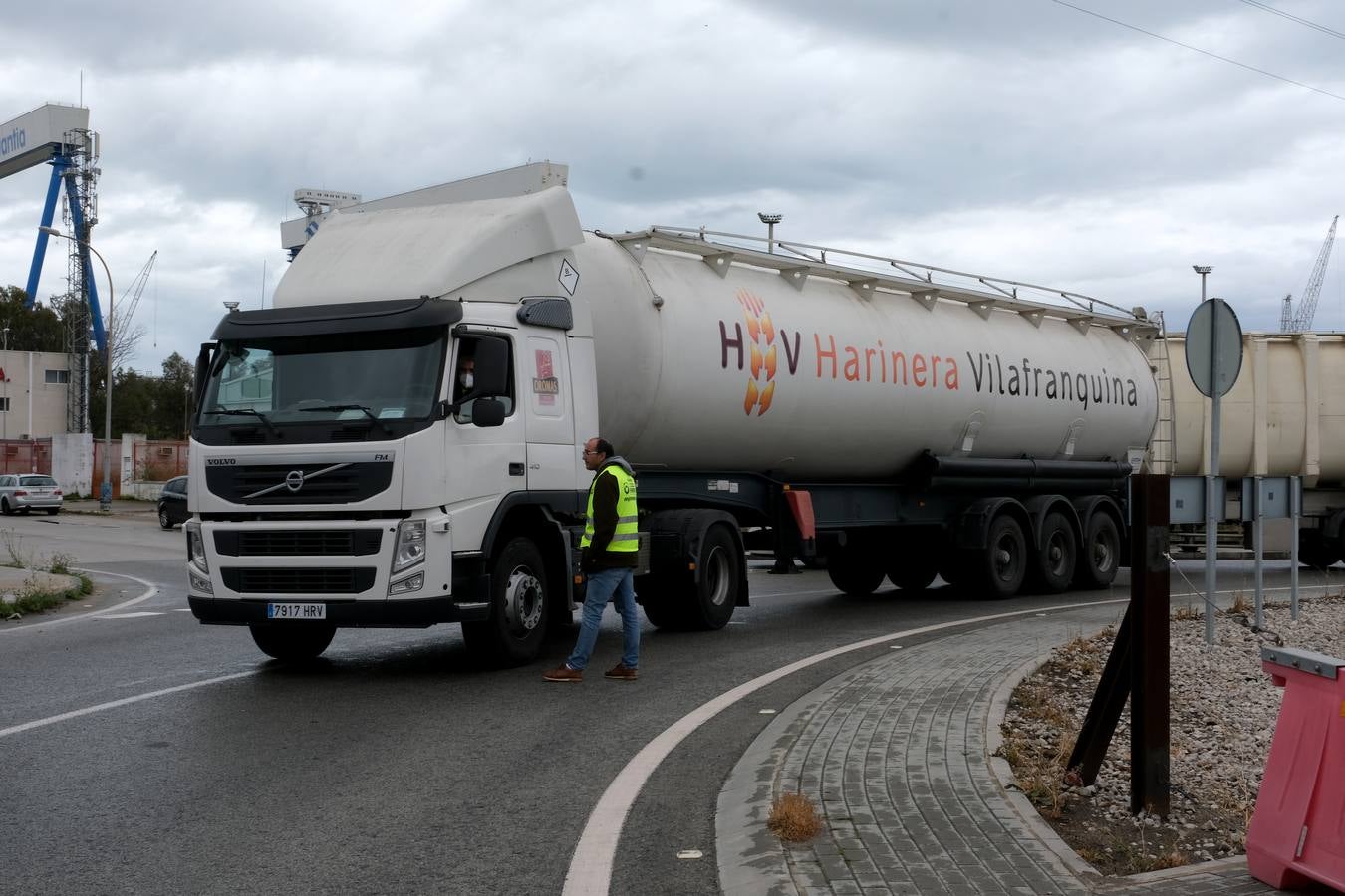 FOTOS: El tercer día de paro de los camioneros en Cádiz