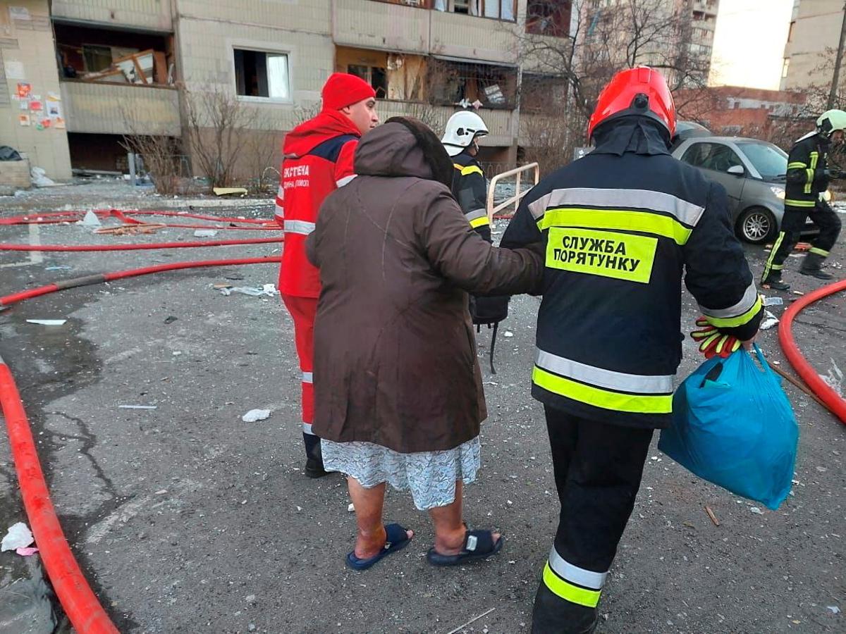 Una mujer es atendida por los servicios de seguridad en Kiev. 