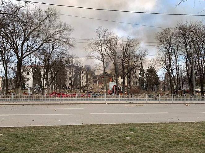 «Buenas noticias, que son muy necesarias. El refugio antibombas del Teatro Dramático de Mariúpol ha aguantado. Unos 130 residentes han sido rescatados», ha dicho la parlamentaria Olga Stefanishina en su cuenta en la red social Facebook.. 