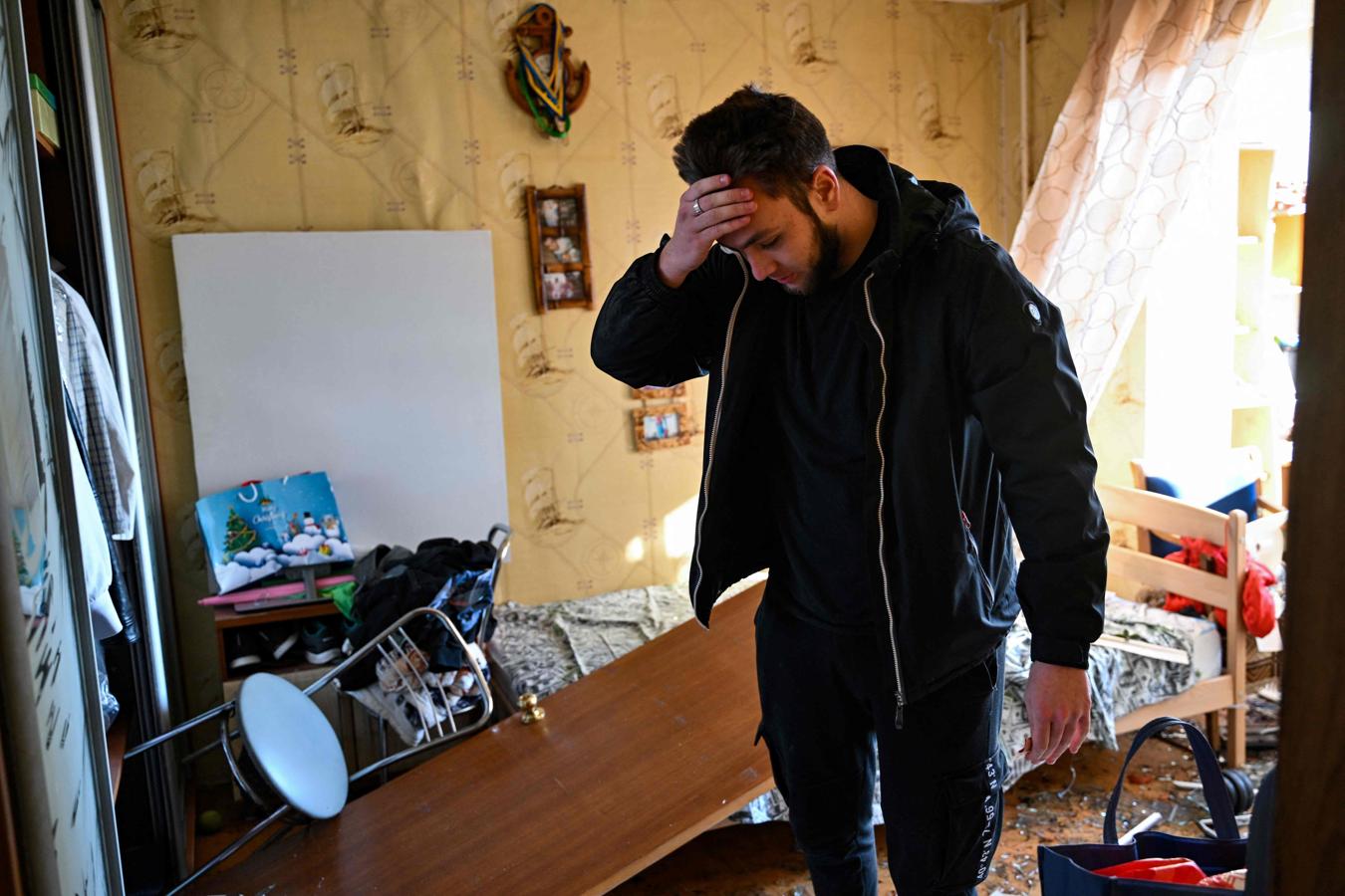 Un hombre reacciona al ver el estado de su apartamento tras ser atacado. 