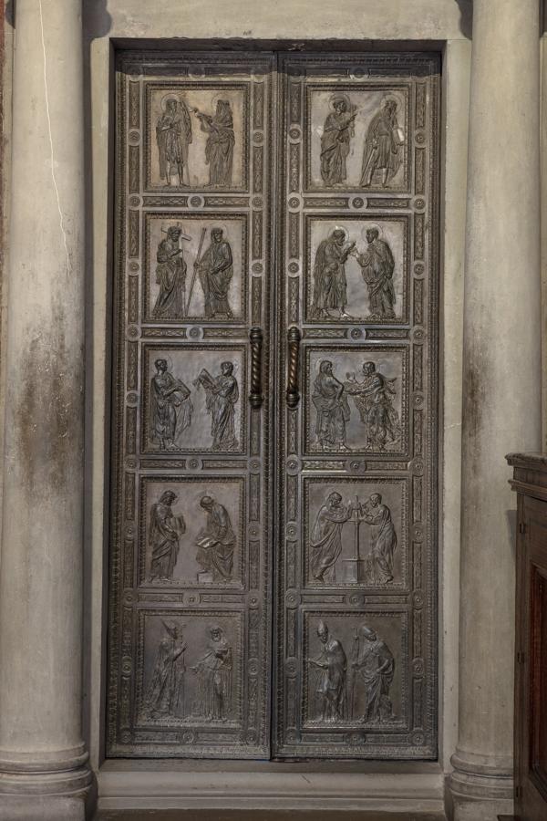 'Hojas de la Puerta de los Apóstoles' (1440 -2). Los Médici encargaron estas puertas, cada una de las cuales pesa 80 kilos, tras el éxito de Donatello con el famoso relieve 'la fiesta de Herodes'. No fueron apreciadas por sus contemporáneos porque fueron juzgadas demasiado expresivas. para el gusto de la época