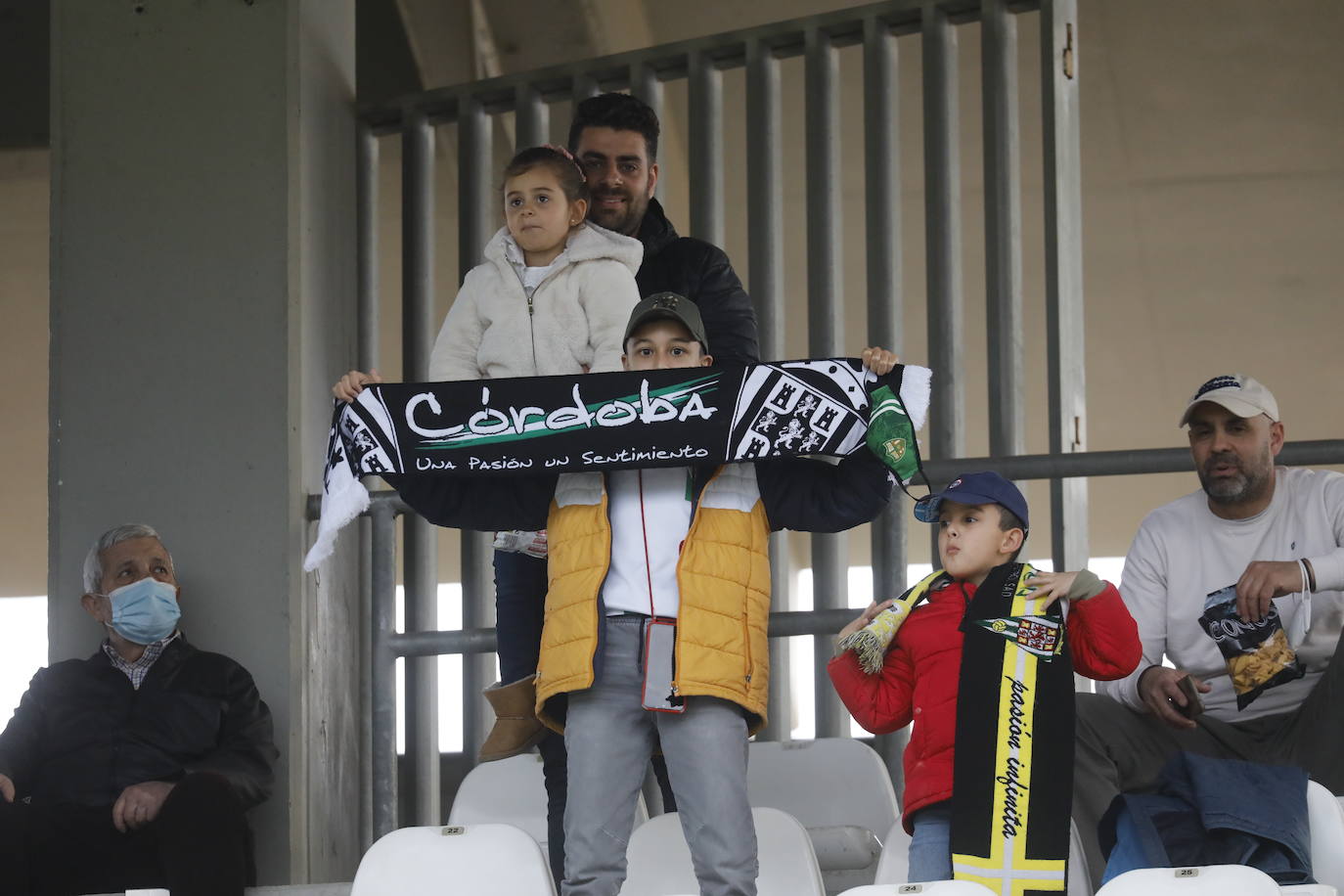 El ambiente en las gradas en el Córdoba CF - San Roque, en imágenes