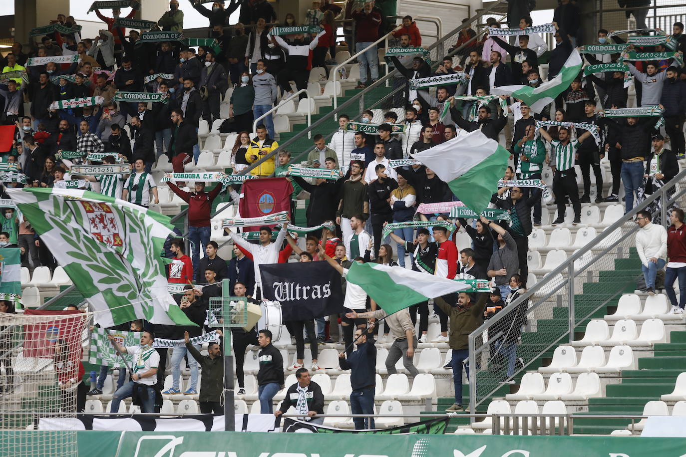 El ambiente en las gradas en el Córdoba CF - San Roque, en imágenes