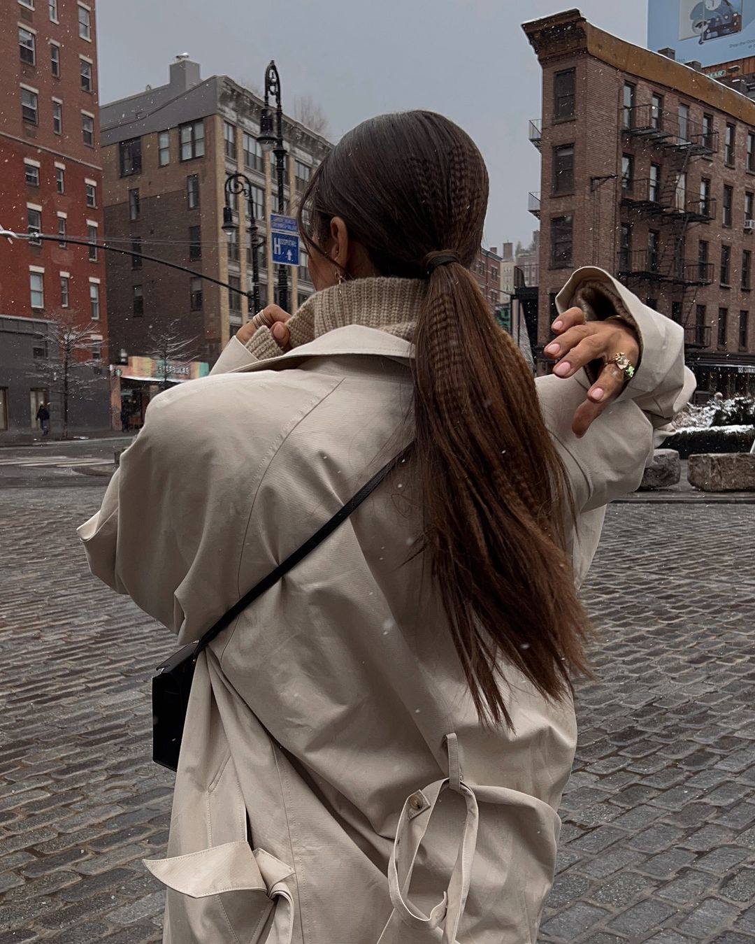 Coleta baja con rizo en zigzag. Darle un toque diferente a cualquier coleta es tan sencillo como pasar las planchas en zigzag. Así la luce la influencer Tamara Kalinic. Coleta extra larga, baja y con rizo pequeño.