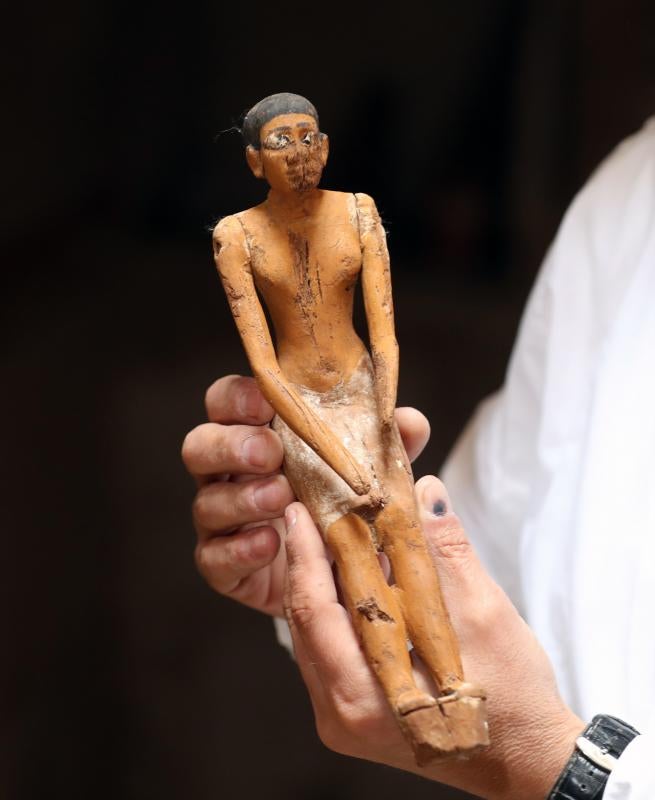 Una de las figuras halladas en el interior de la tumba de un hombre llamado Henu (Foto: EFE)
