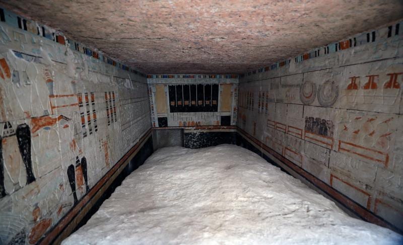 Las tumbas contenían los restos de altos funcionarios del Reino Antiguo y el Primer período Intermedio, que datan de hace más de 4.000 años, según dijo el Ministerio de Turismo y Antigüedades egipcio.   (Foto:EFE)